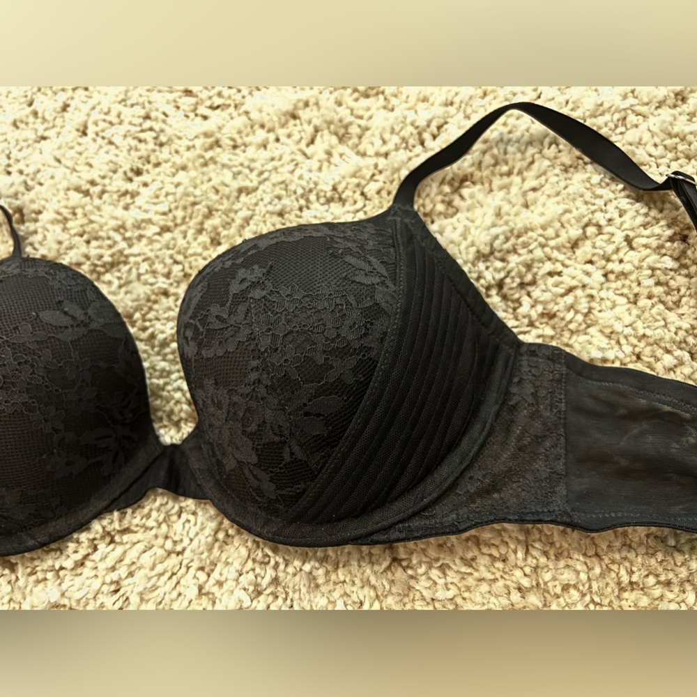 Black Lace Push-up Brassiere.